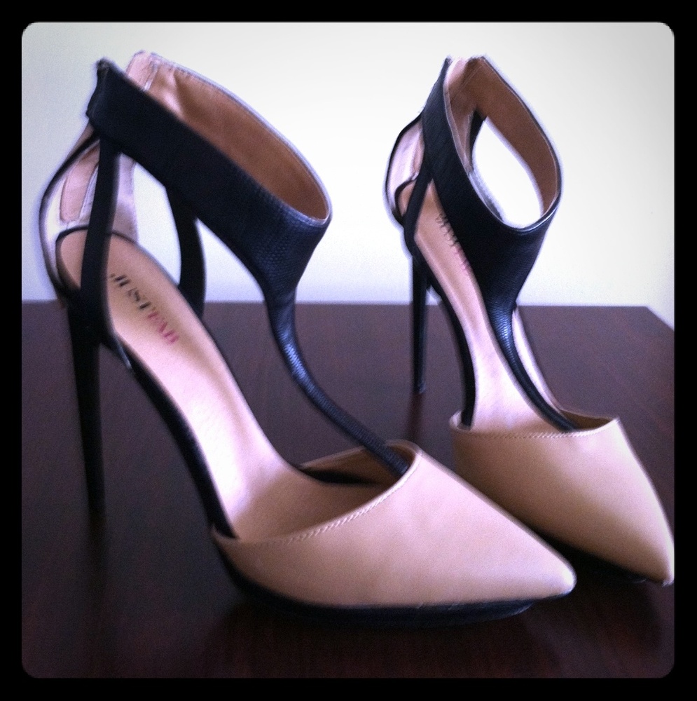 Color block pointed heels